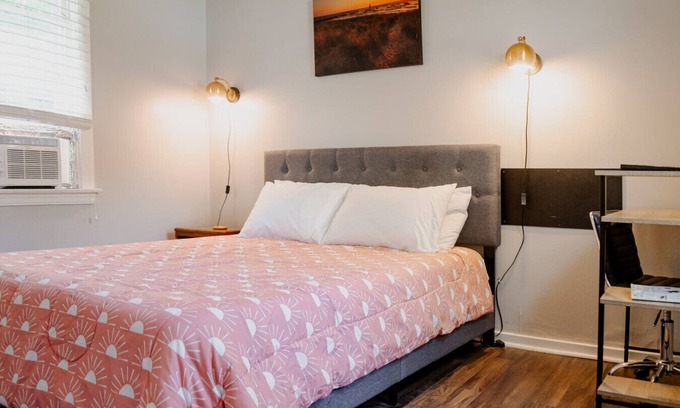 Lake Michigan Beach Maison | Relaxed 1 BR Near Lake with Fast WiFi, Fire Pit +