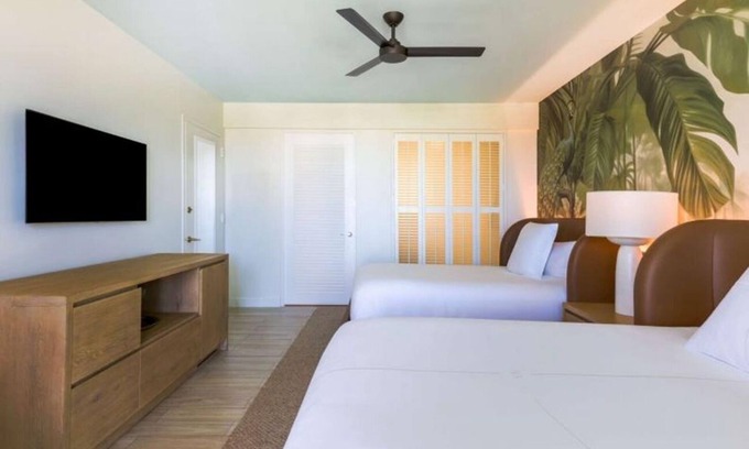 Nassau Hôtel | Relaxed Retreat | Room with Balcony! Pool, Onsite Dining & Bar, Pets Allowed!