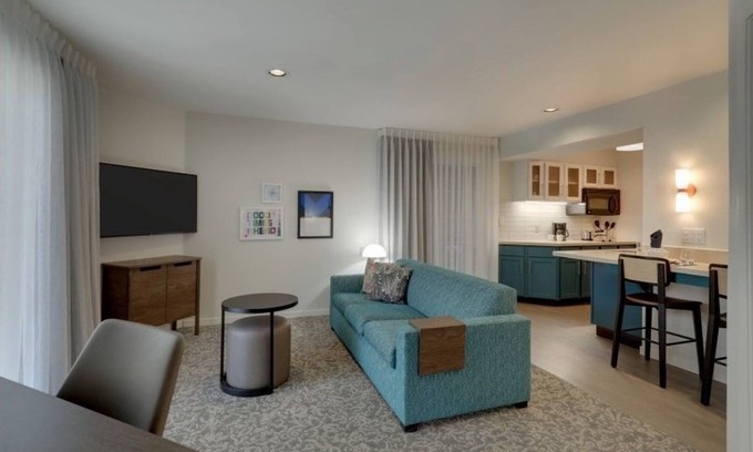 Sunnyvale Hôtel | 3 Spacious Suites w/ BBQ Facilities, Mini Fridge & Swimming Pool