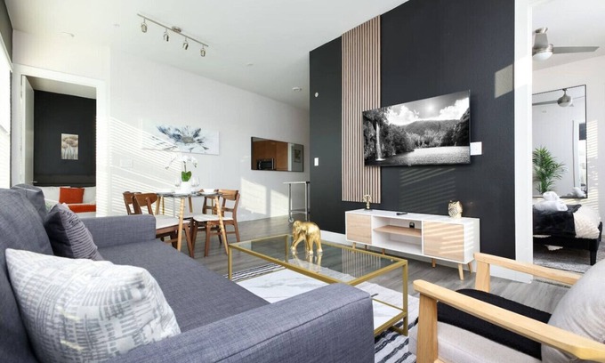King William Appartement | Relaxing 2BR w/ Gym, Parking, Near King Wms & Towers