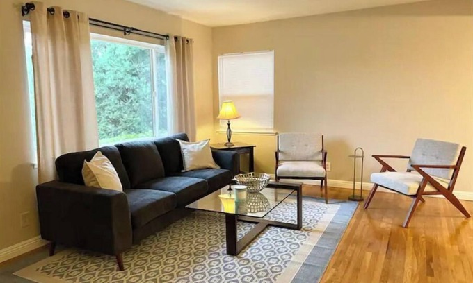 Chatsworth Maison | Relaxing 3 Bedroom, 2 Bathrooms. Large backyard, pool, jacuzzi + 2 patios, grill