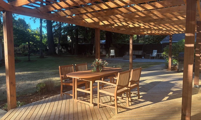 Lakewood Maison | Relaxing 3BDR Rancher with Fire-Pit Ferns and Firs
