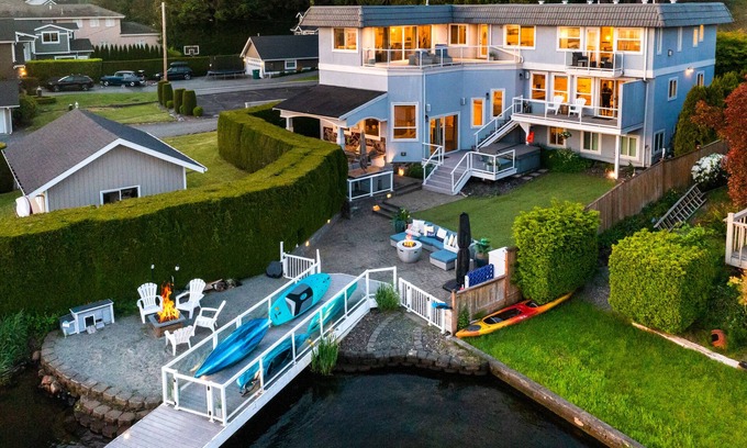 Lake Stevens Maison | Relaxing 4 bed, 4 bath, + private studio lakefront home on Lake Stevens!