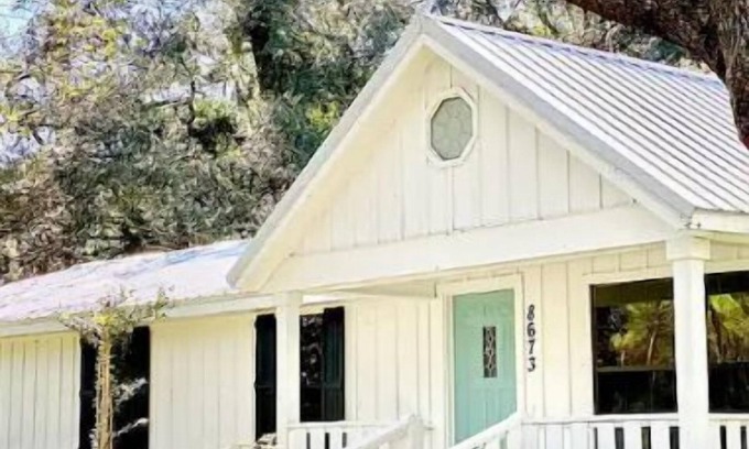 Boys Ranch Maison | Relaxing 4-bedroom house; 20 mins from springs in Live Oak on pond with fire pit