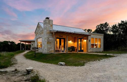 Dripping Springs Maison | Relaxing Accessible Cottage with Outdoor Fireplace for a Peaceful Getaway near Austin, Texas