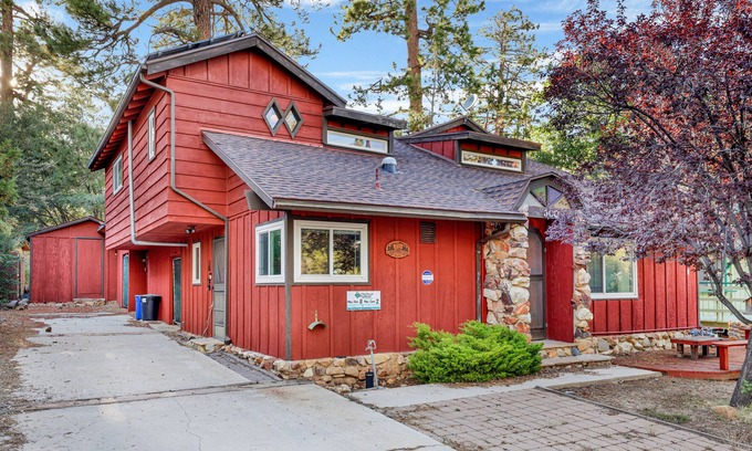 Sugarloaf Cabine | Relaxing and Serene Forested Family Retreat with Private Hot Tub