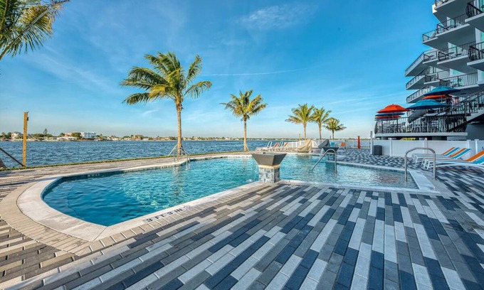 Treasure Island Hôtel | Relaxing Beachfront Suite with Sunset Views | Pool, Full Kitchen & Balcony!