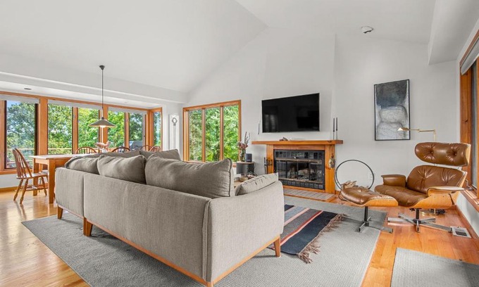 Hollowville Maison | Relaxing Catskill Escape- Mountain Views - Hot Tub - Fire Pit - Heated Pool