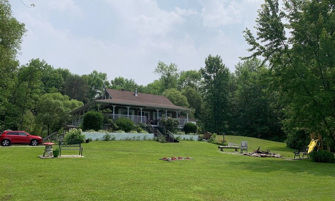 Whitewater Region Cottage | Détente 3 acres sur la rivière des Outaouais. 5 chambres