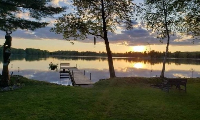 Iola Cabine | Relaxing Cottage Steps From the Lake