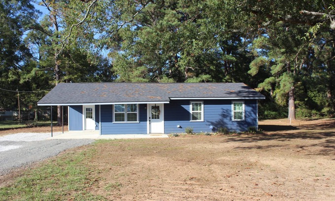 Oil City Maison | Relaxing country home 2 minutes from Caddo Lake!!! Pet Friendly!