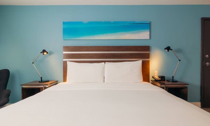 Harbor Hôtel | Relaxing Couple Retreat Close to The Queen Mary | Hotel w/ Heated Pool