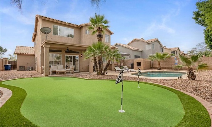 Val Vista Lakes Maison | Relaxing Family Oasis w/Heated Pool, Putting Green