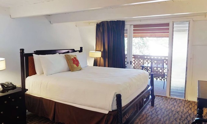 Kaunakakai Maison | Relaxing Garden View Room: Access to Ocean Front Outdoor Pool | Free Parking