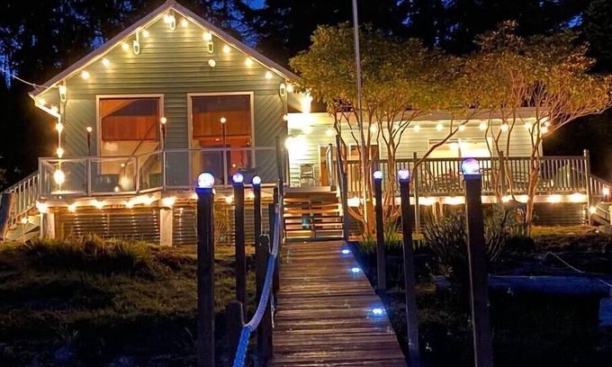 Lakeside Cabine | Relaxing Getaway Lake Cabin with Pristine Views