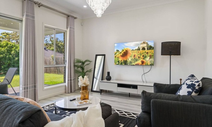 Thornlands Maison | Relaxing Getaway Near the Bay Stylish & Spacious