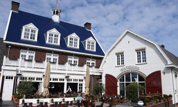 Municipality of Huizen Hôtel | Relaxing Haven Near Tafelbergheide & Huizen Harbor | Local Dining & Landmarks