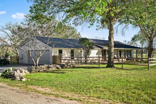 Boerne Maison | Relaxing Hill Country Home with Outdoor Fire Pit