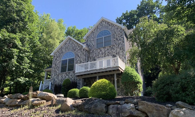 Sybertsville Maison | Relaxing home on wooded hillside lot in Eagle Rock Resort - E. R. Owners Only