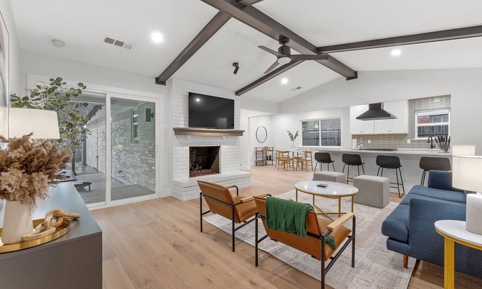 Buckner Terrace - Everglade Park Maison | Relaxing home with heated Pool and Spa & photo wall