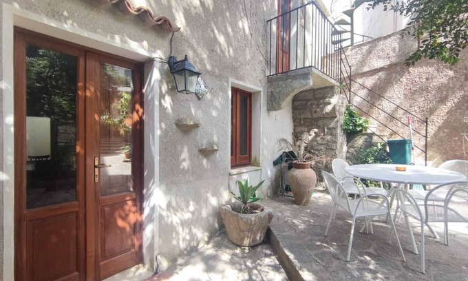 Erice Maison | Détendez-vous dans une cour typique de Erice