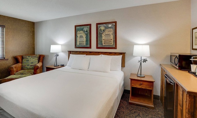Johnston Hôtel | Relaxing Johnston Stay: Full-Sized Kitchen Options w/ Rustic Elegance, Pool