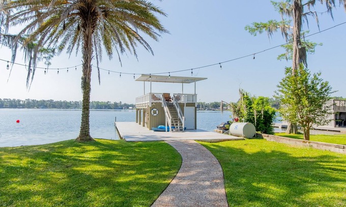 Lake Park Maison | Relaxing lakefront home - Wonderful getaway for families or friends!