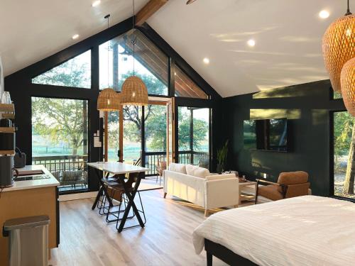 Cedar Creek Maison | Relaxing Modern stay on a Ranch