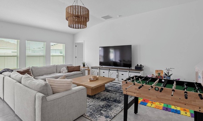 Winter Haven Maison | Relaxing Oasis - 4 bar, Alaskan King Bed, Grill & Games