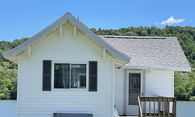 Tiltonsville Maison | Relaxing one bedroom cottage backs up to OH River