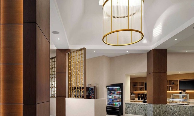 White Plains Hôtel | Relaxing Pet Friendly King Room w/ Easy Train Ride to New York City