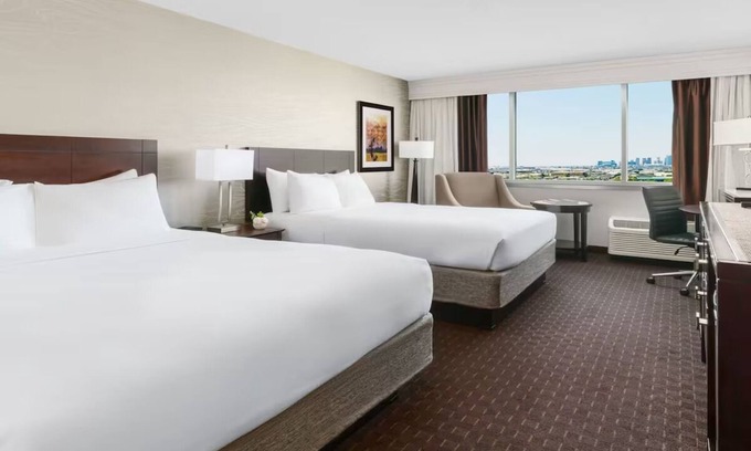 Phoenix Hôtel | Relaxing PHX Retreat with Outdoor Pool, Dog-friendly & Free Airport Shuttle
