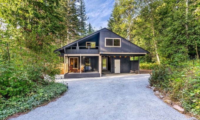 Ashford Cabine | Relaxing, Private Cabin w/Hot Tub & Generator near Mt Rainier!