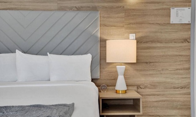 Galt Mile Hôtel | Relaxing Retreat with Onsite Pool | 2 Suites Near Downtown Attractions