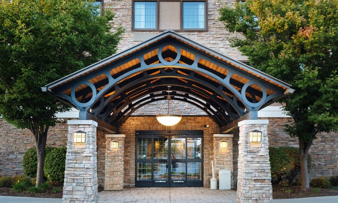 Maumee Appartement | Relaxing Retreat in Maumee | FREE Breakfast + Fitness Center + Shared Pool
