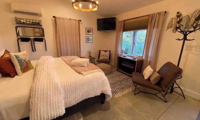 College Grove Maison | Relaxing Retreat, Farm Fresh Eggs & Pond Sunsets
