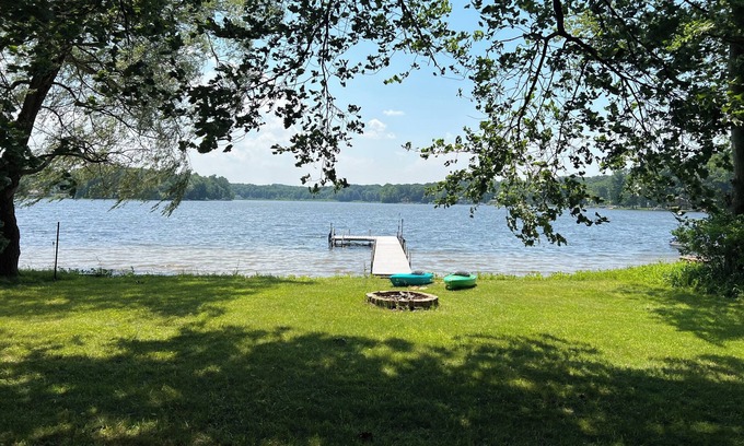 Grand Junction Maison | Relaxing retreat at lake house near South Haven! Game room, kayaks, SUPs & more!