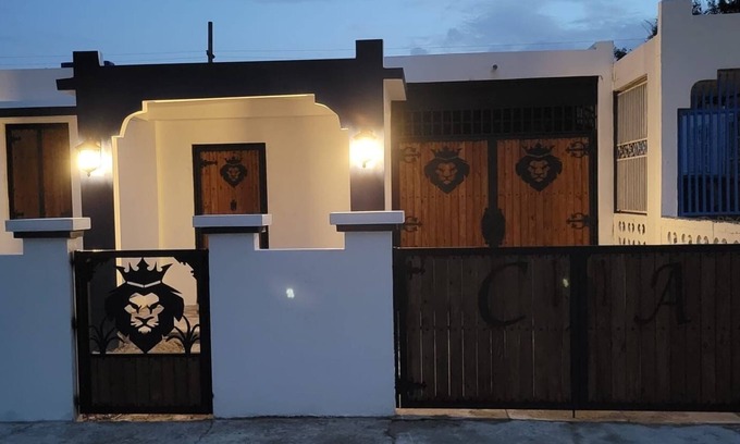 Catano Maison | Relaxing Retreat with Pool in a Quiet Coastal Area. Walk to Ferry to San Juan.