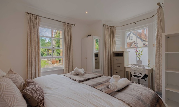 Newbury Cottage | Relaxing Riverfront Cottage with Private Terrace