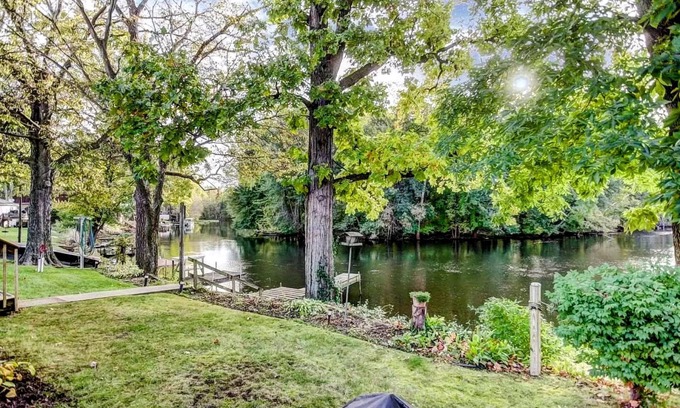 Howe Maison | Relaxing Riverside 10 Minutes to Shipshewana