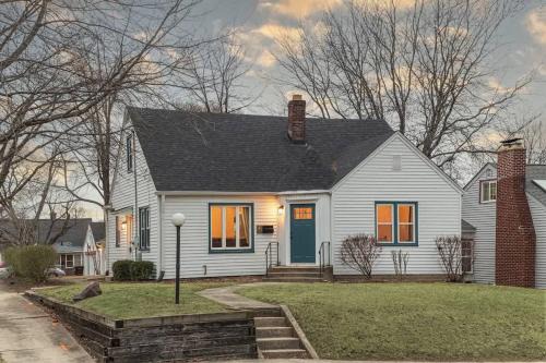 Rockford Maison | Relaxing Rockford Stay 3 br 1 bath in the heart of Northern Illinois Family Friendly