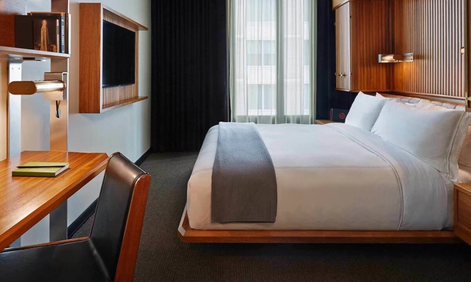 Central Park South Hôtel | Relaxing Room w/ Rooftop Bar Views in Midtown Manhattan – 2 Blocks to Park