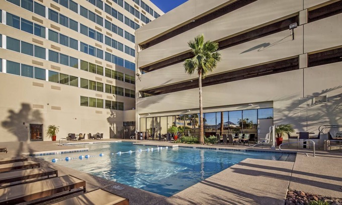 Phoenix Hôtel | Relaxing Stay Close to PHX with Free Airport Shuttle, Pool & Game Room