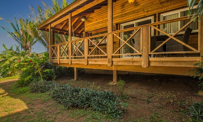 Gibson Bight Cabine | Relaxing Tropical Cabin near Beaches & Downtown