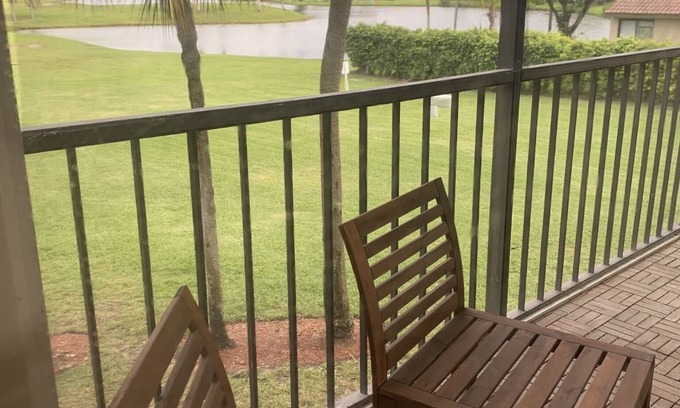 Weston Appartement | Relaxing view to the Golf course.