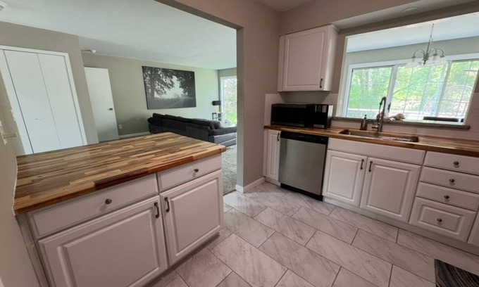 Walled Lake Copropriété | Relaxing Walled Lake Condo Near the Beach