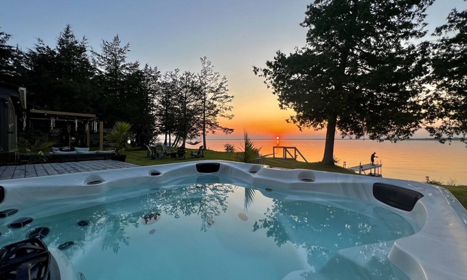North Port Maison | Relaxing Waterfront Casa in wine County w/HOT TUB and PANORAMIC SAUNA SPA
