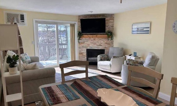 Laconia Maison | Relaxing Winnipesaukee Condo!