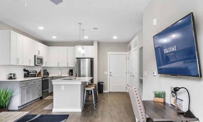Paw Creek Copropriété | Reluxme | Elegant 1BR Near Airport & Dining