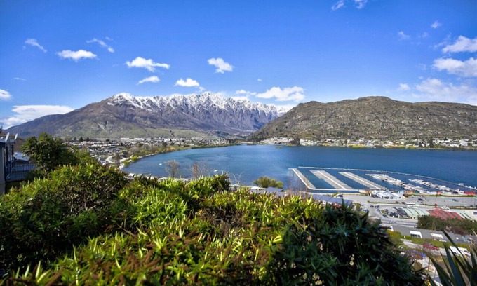 Frankton Maison | Remarkable Views 3 bedroom - lake & mountain views